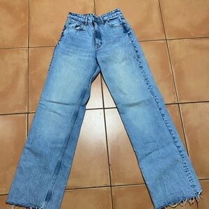 ZARA jeans Size 6. Frayed at the bottom. Wide leg. Good condition.